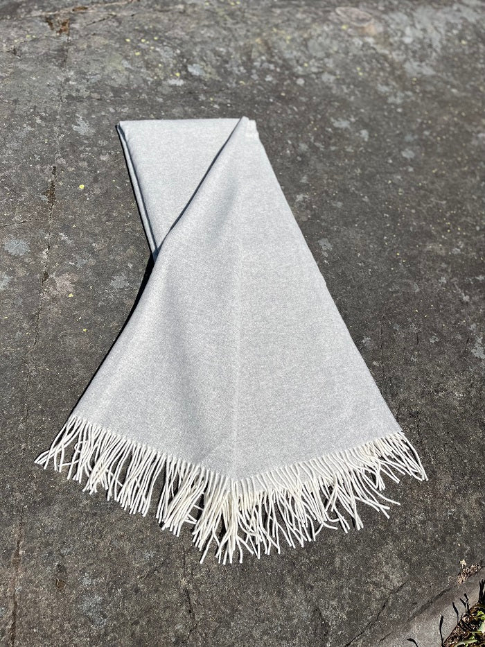 Heimdall Norway - stort pledd i cashmere - merino ull - Frogner - lys grå