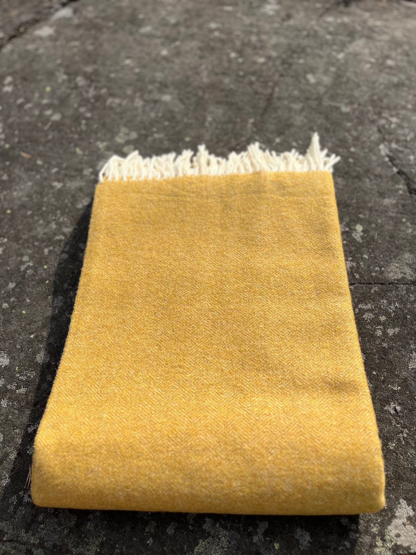 Heimdall Norway - stort pledd i merino ull - Stavern - senneps gul